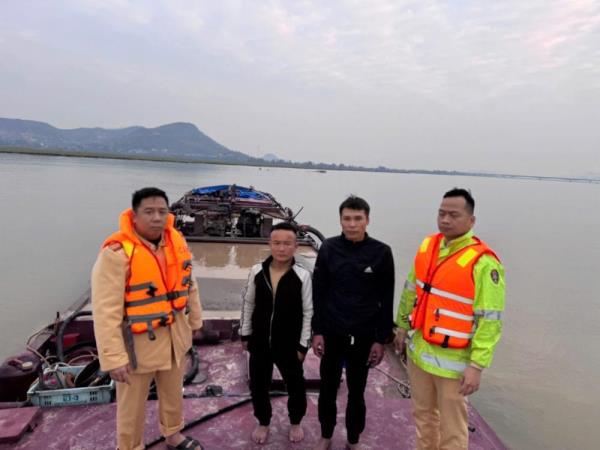 Tóm sa tặc giữa sông