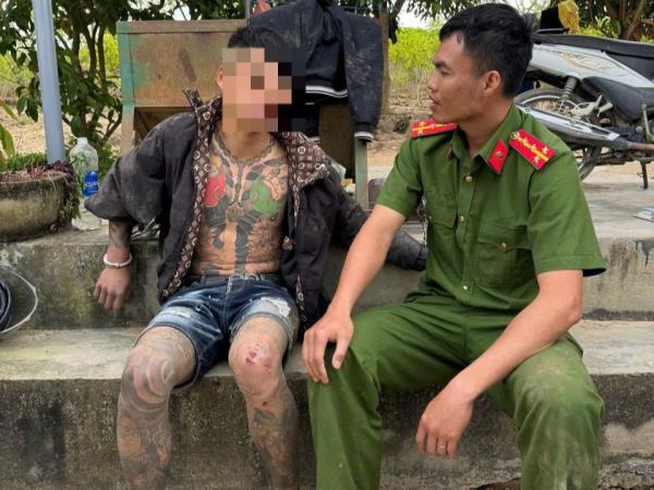 Thanh niên nhiều mực giấu… đá