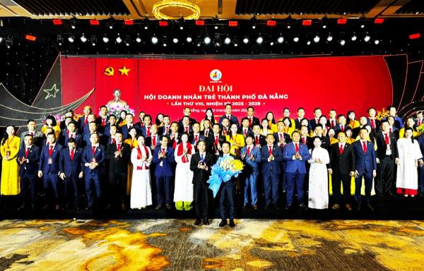 Hội Doanh nhân Trẻ TP Đà Nẵng vinh dự đón nhận Huân chương Lao động hạng Nhất