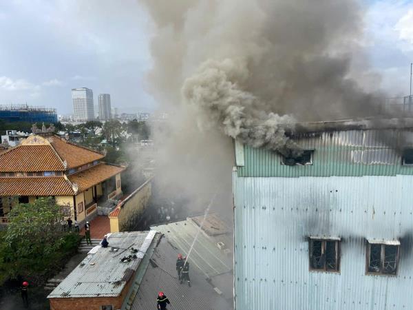 Cảnh sát PCCC Đà Nẵng khẩn trương dập tắt đám cháy xưởng khung tranh trong kiệt hẻm