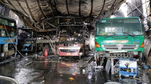 Cháy garage ô-tô thiêu rụi nhiều phương tiện