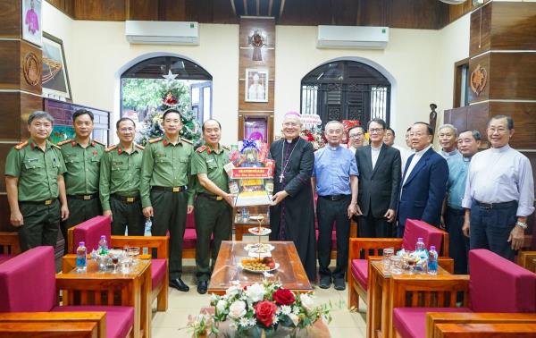 Công an TP Đà Nẵng thăm, chúc mừng Tòa Giám mục Giáo phận Đà Nẵng nhân lễ Giáng sinh 2025