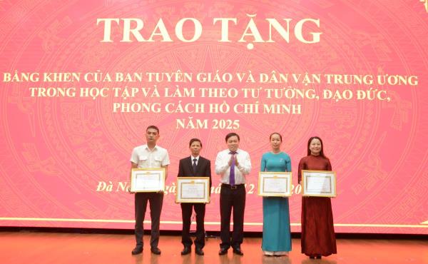 Tuyên dương các tập thể, cá nhân có thành tích xuất sắc trong công tác Tuyên giáo và Dân vận
