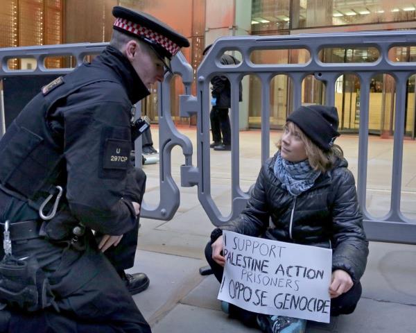 Nhà hoạt động môi trường G.Thunberg bị bắt