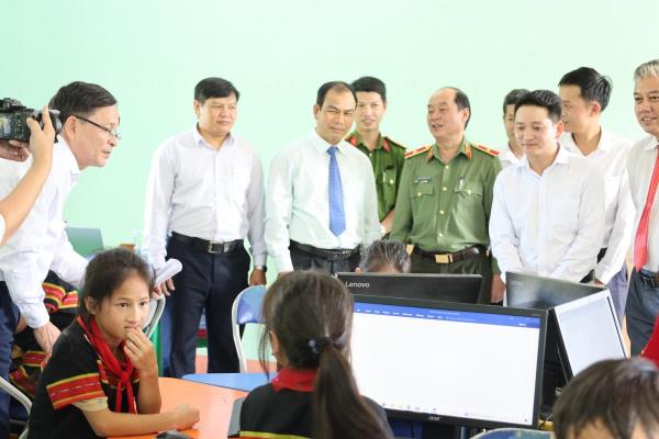 Giám đốc Công an TP Đà Nẵng trao tặng 80 bộ máy vi tính cho 6 trường miền núi