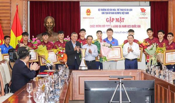 Đề xuất Thủ tướng tặng Bằng khen cho HLV Kim Sang-sik và các cộng sự