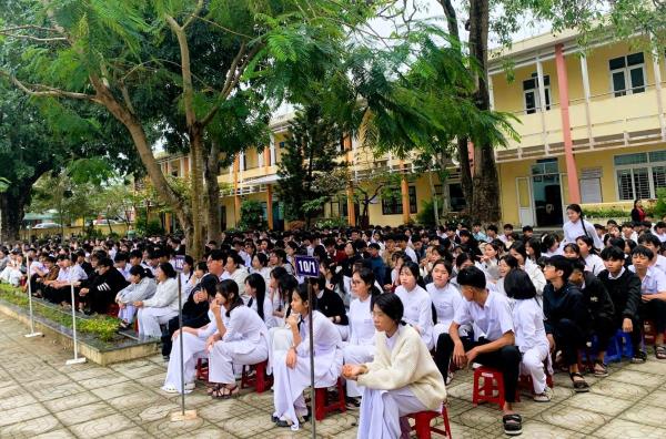 Tuyên truyền giáo dục pháp luật cho gần 1.000 học sinh Trường THPT Lương Thế Vinh