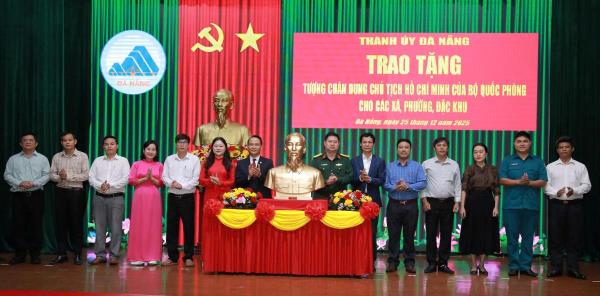Trao tặng tượng chân dung Chủ tịch Hồ Chí Minh cho 94 xã, phường, đặc khu của thành phố Đà Nẵng