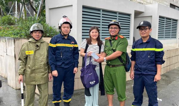 Công an lật nắp cống tìm điện thoại cho du khách