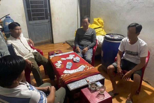 Khởi tố bác thằng bần