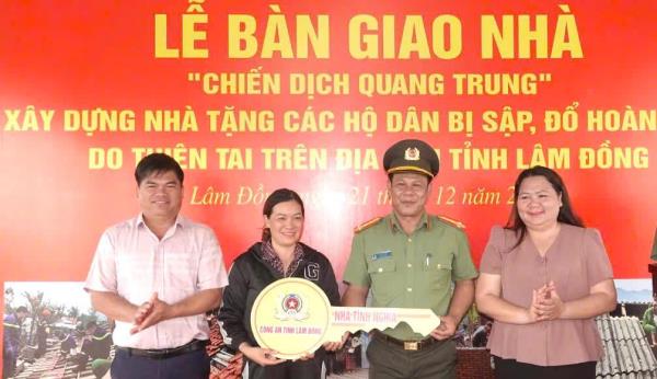 Công an Lâm Đồng tiếp tục bàn giao 3 căn nhà trong Chiến dịch Quang Trung