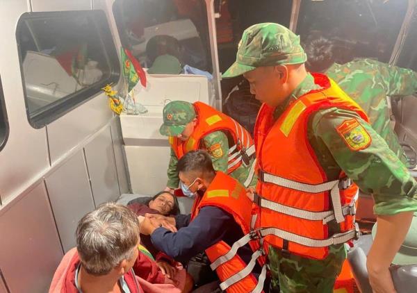 Biên phòng Cù Lao Chàm dùng ca nô kịp thời đưa cặp vợ chồng bị rắn cắn đi cấp cứu