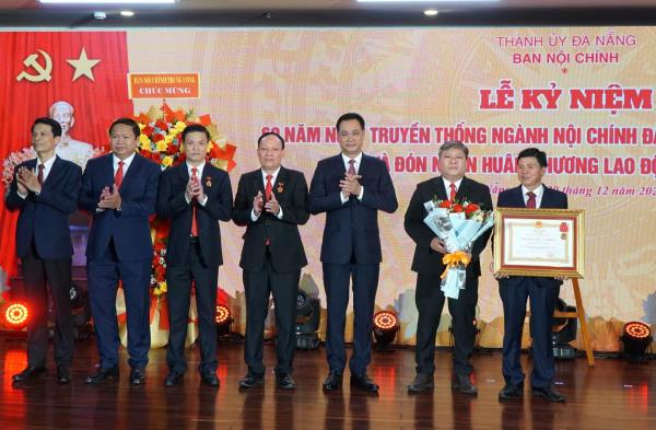 Ban Nội chính Thành ủy Đà Nẵng đón nhận Huân chương Lao động hạng Ba