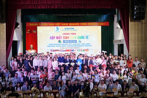Đại học Đà Nẵng gặp mặt, giao lưu hơn 200 sinh viên quốc tế nhân dịp chào năm mới 2026