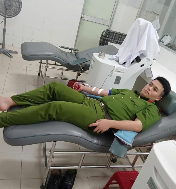 Hai chiến sĩ trẻ kịp thời hiến tiểu cầu cứu người