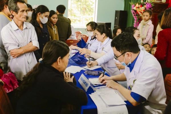 Khám bệnh, tặng quà cho người dân miền núi TP Đà Nẵng