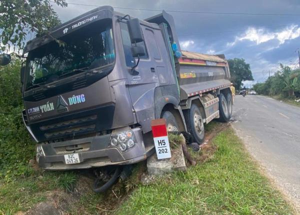 Xe tải tông xe mô-tô khiến nhiều người chết