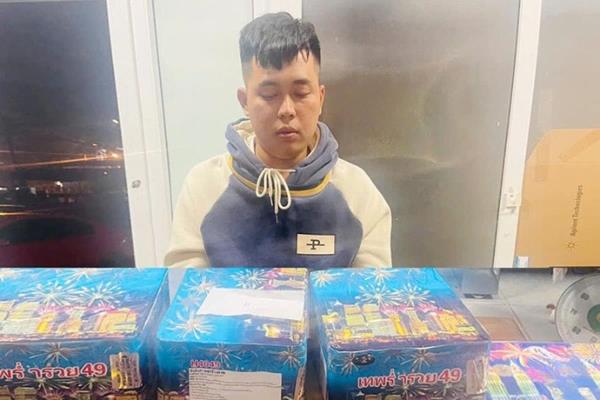 Xộ khám vì mua pháo làm quà cưới