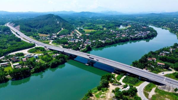 Ngắm cao tốc Cam Lộ-La Sơn trước ngày mở rộng lên 4 làn xe