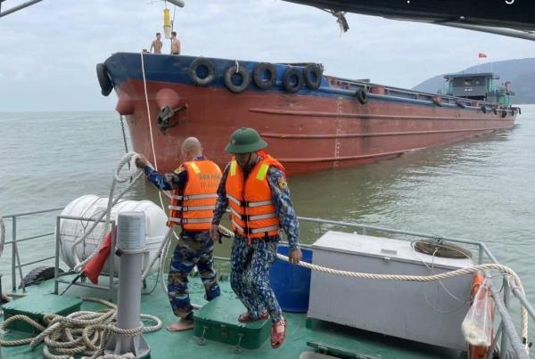 Lai dắt tàu hàng bị hỏng máy, trôi neo trên khu vực vịnh Đà Nẵng vào bờ an toàn