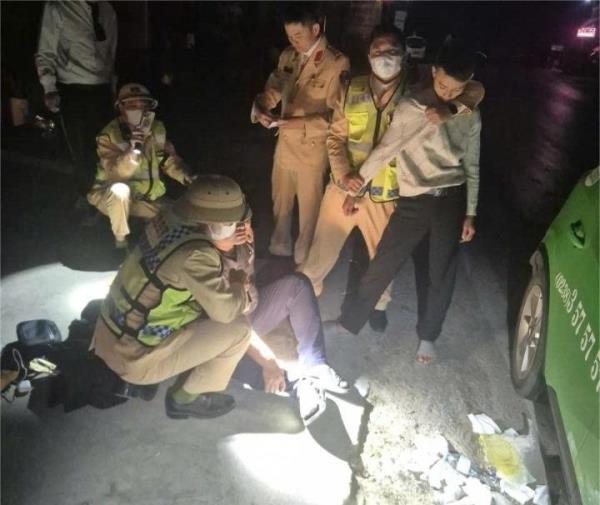 Bắt quả tang 3 con nghiện trữ ma túy trên taxi lúc rạng sáng