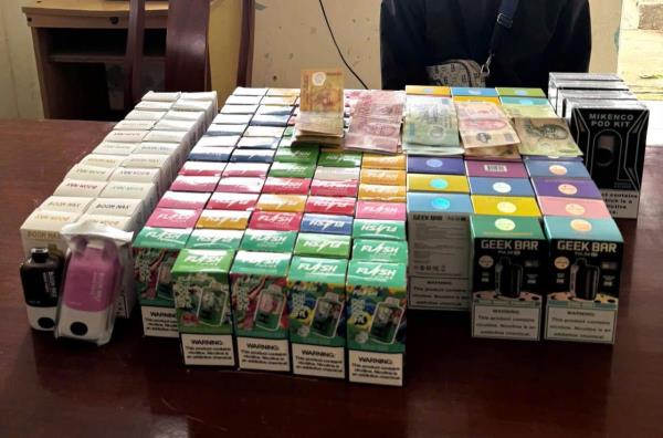Bắt giữ đối tượng mua bán, vận chuyển hơn 120 máy hút thuốc lá điện tử