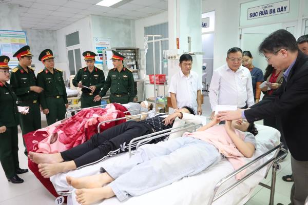 Đại gia đình đi đám cưới trở về thì gặp nạn