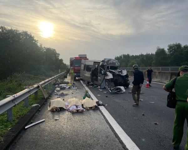 Xe khách va chạm với xe đầu kéo trên cao tốc, 3 người tử vong tại chỗ