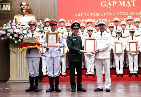 Lấp lánh gương sáng ở cơ sở