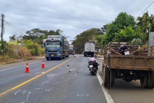 Va chạm với xe tải, 2 người đi xe máy tử vong