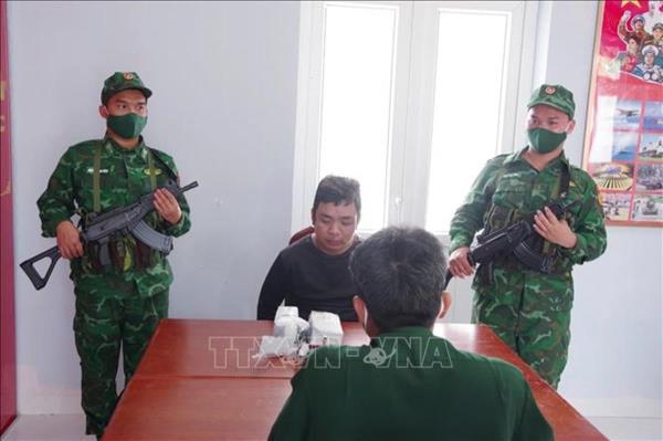 Bắt giữ đối tượng vận chuyển 2 kg ma túy từ Campuchia về Việt Nam