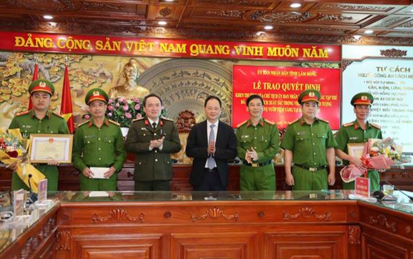 Chủ tịch UBND tỉnh Lâm Đồng tặng Bằng khen lực lượng phá nhanh vụ cướp tiệm vàng