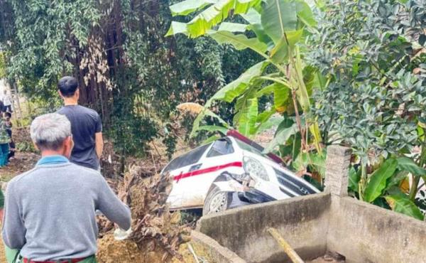 Xe cứu thương chở thi thể nạn nhân về nhà lo hậu sự thì gặp tai nạn