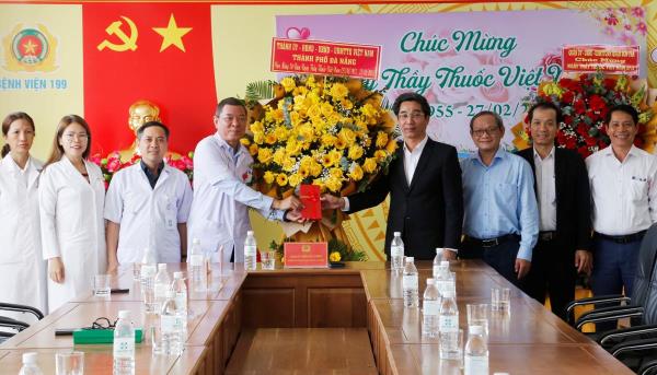 Lãnh đạo TP Đà Nẵng chúc mừng các bệnh viện nhân ngày Thầy thuốc Việt Nam