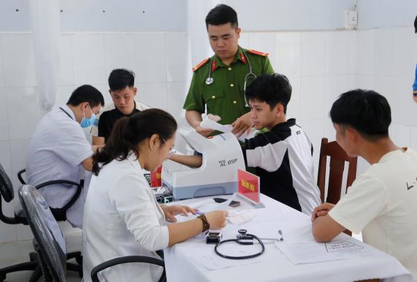 Chúng tôi chọn 2 màu áo