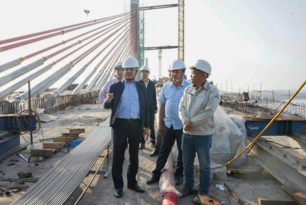 Cầu vượt cửa biển dài nhất miền Trung sẽ hợp long vào dịp 30-4-2025