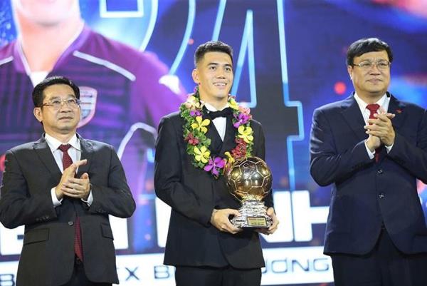 Trao giải Quả bóng vàng Việt Nam 2024: Nguyễn Tiến Linh đoạt danh hiệu cao quý