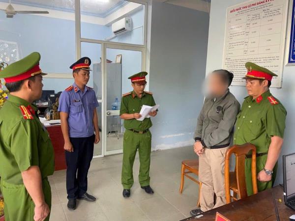 Bắt giam nam giáo viên đồi bại