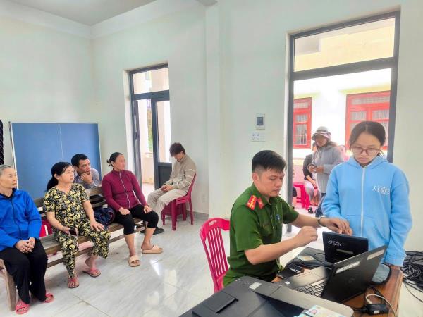 Tăng cường lực lượng hỗ trợ nhân dân cấp đổi thẻ căn cước sau sáp nhập địa giới hành chính