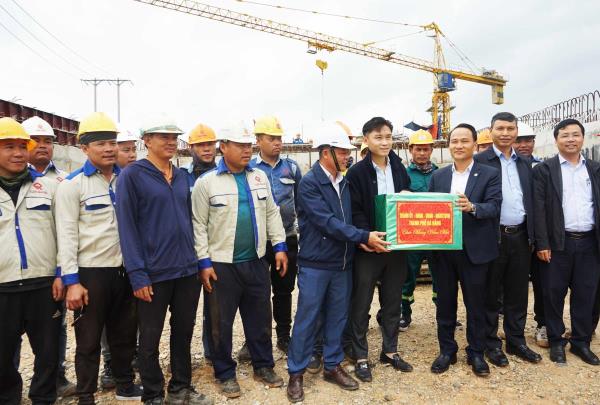 Phó Bí thư Thường trực Thành ủy Đà Nẵng Nguyễn Đình Vĩnh thăm, tặng quà động viên nhà thầu thi công 2 dự án giao thông trọng điểm