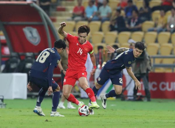 Lo cả công lẫn thủ