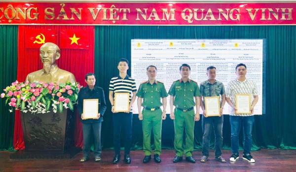 Trao Thư khen cho công dân giao nộp vũ khí, vật liệu nổ