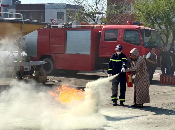 Người dân Đà Nẵng tham gia thực hành chữa cháy và cứu nạn cứu hộ