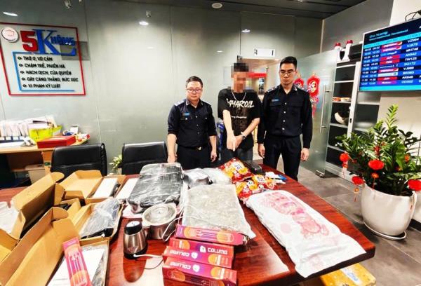 Hải quan Sân bay Quốc tế Đà Nẵng bắt giữ hơn 3,7kg cần sa