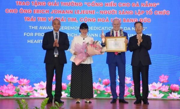 Giáo sư người Đức nhận giải Cống hiến cho Đà Nẵng