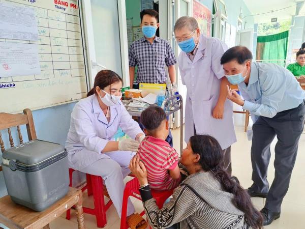 Đi từng ngõ, gõ từng nhà để đảm bảo trẻ em được tiêm vaccine sởi