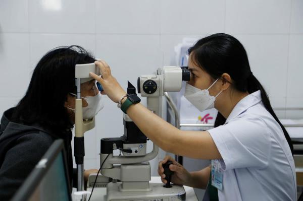 Gần 600 người cao tuổi tại Đà Nẵng được khám mắt, cấp phát thuốc miễn phí