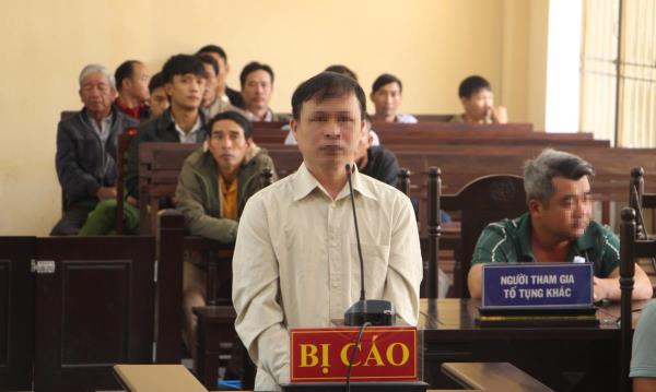 Lừa chiếm đoạt tài sản của anh ruột để trả nợ