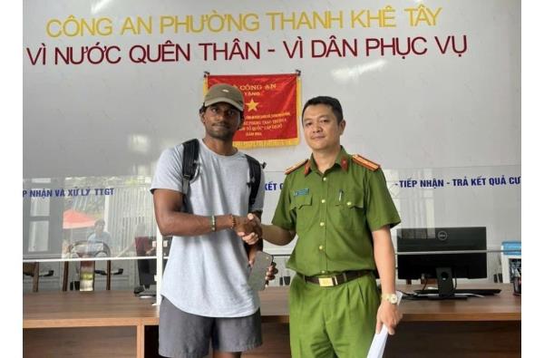 Công an phường Thanh Khê Tây nhanh chóng tìm lại tài sản trả cho du khách người nước ngoài