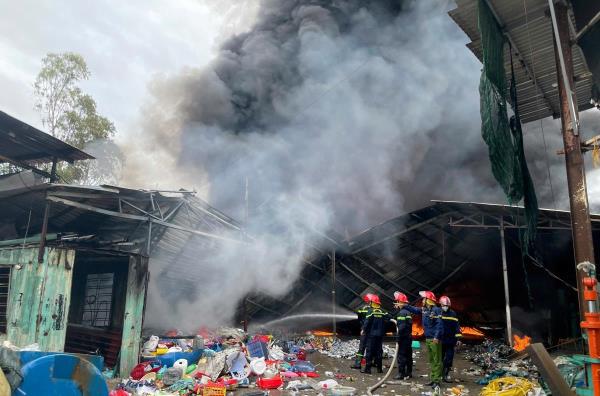 Bà hỏa xông xưởng phế liệu